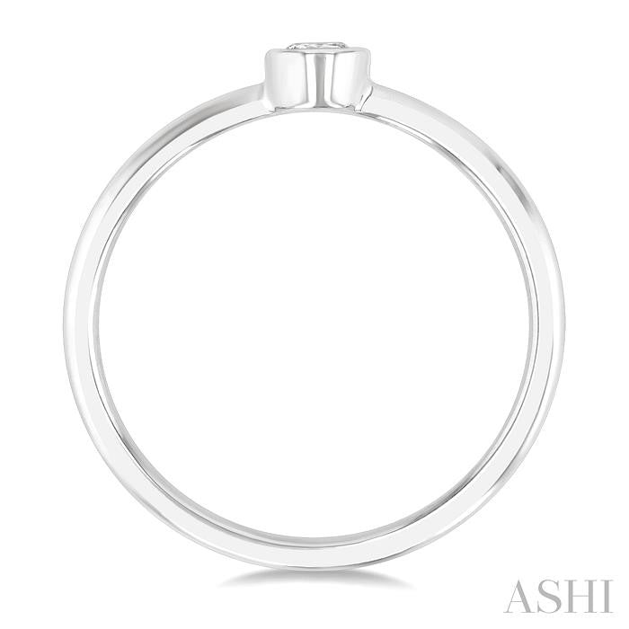 1/6 Ctw Petite Bezel Set Round Cut Diamond Fashion Ring in 10K White Gold