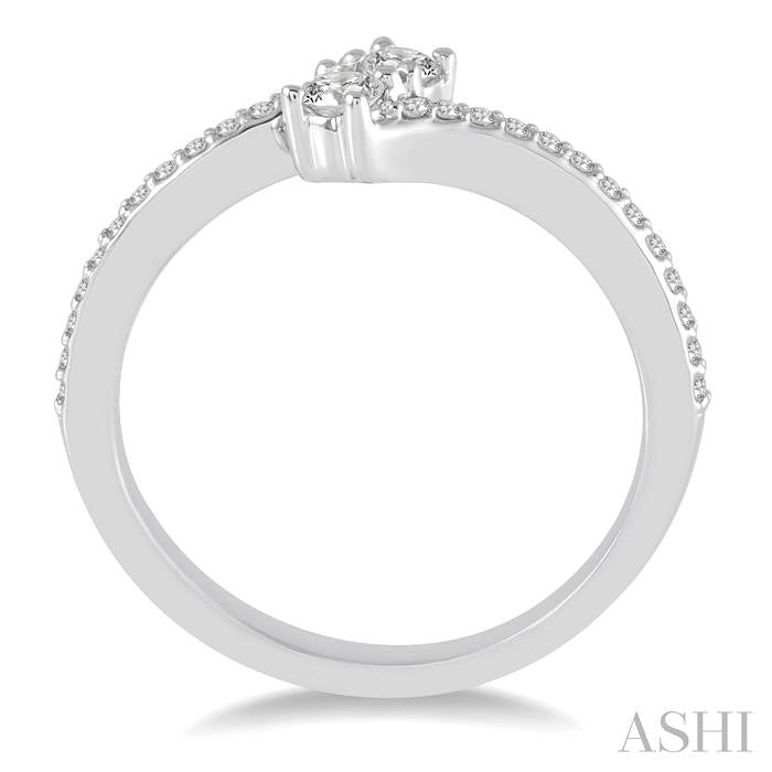 1/4 Ctw Cross Over Shank Round Cut Diamond 2Stone Ring in 14K White Gold