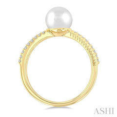 7MM Cultured Pearl and 1/10 Ctw Round Cut Diamond Criss Cross Fashion Ring in 10K Yellow Gold
