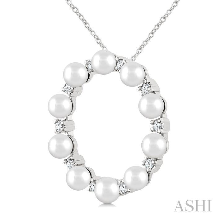 1/4 Ctw 4MM White Pearl and Round Cut Diamond Circle Fashion Pendant With Chain in 14K White Gold