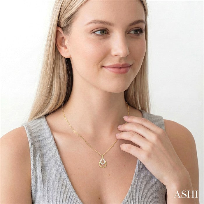 1/10 Ctw Overlay Pear Shaped Frame Round Cut Diamond Fashion Drop Petite Pendant With Chain in 10K Yellow Gold