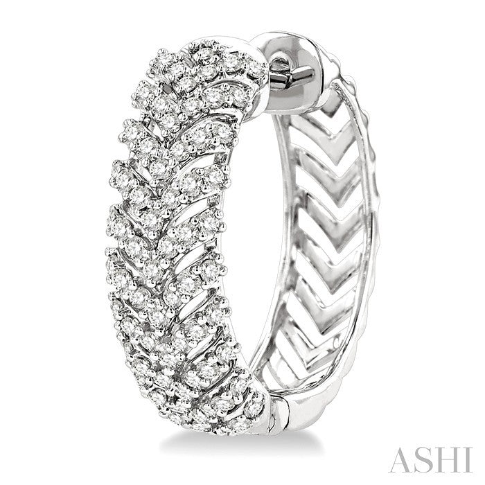 3/4 Ctw Chevron Trail Round Cut Diamond Hoop Earring in 14K White Gold