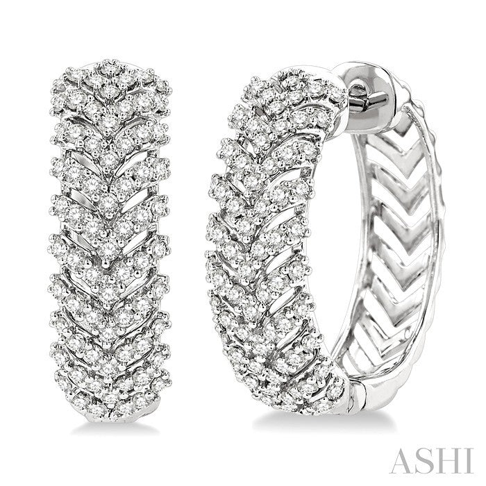 3/4 Ctw Chevron Trail Round Cut Diamond Hoop Earring in 14K White Gold