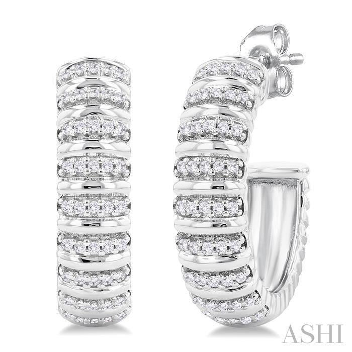 1/4 Ctw Ribbed Round Cut Diamond Half Hoop Earring in 14K White Gold