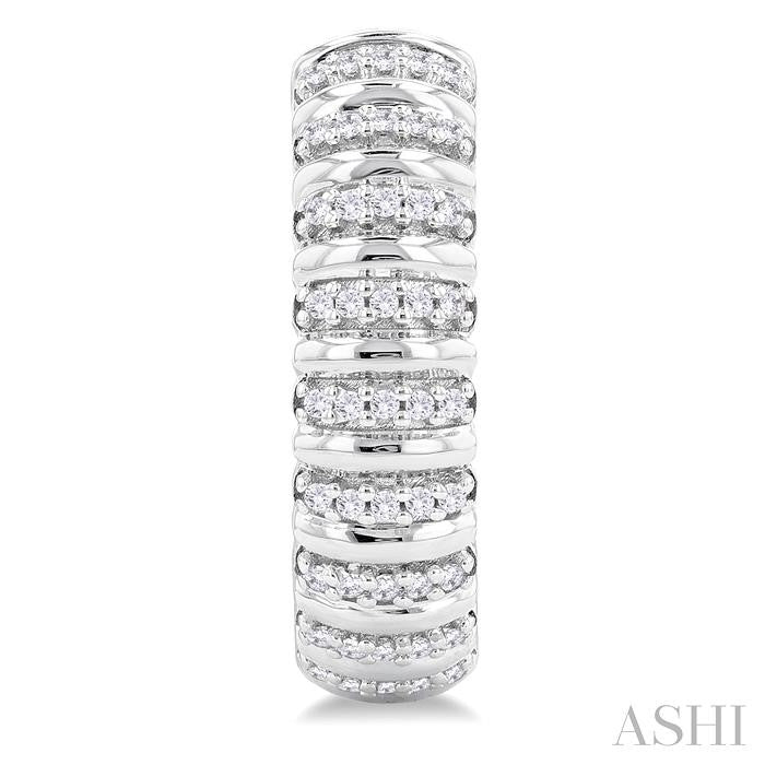 1/4 Ctw Ribbed Round Cut Diamond Half Hoop Earring in 14K White Gold