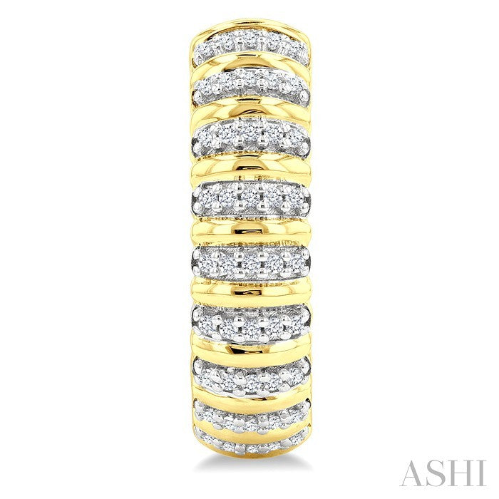 1/4 Ctw Ribbed Round Cut Diamond Half Hoop Earring in 14K Yellow Gold