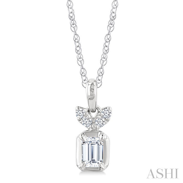 1/5 Ctw Emerald and Round Cut Diamond Fashion Pendant With Chain in 14K White Gold