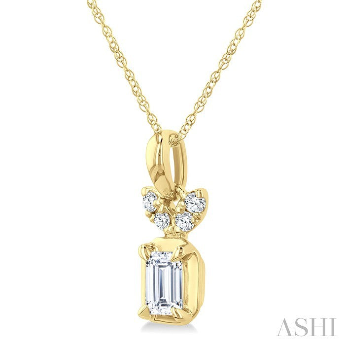 1/5 Ctw Emerald and Round Cut Diamond Fashion Pendant With Chain in 14K Yellow Gold