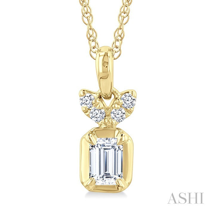 1/5 Ctw Emerald and Round Cut Diamond Fashion Pendant With Chain in 14K Yellow Gold