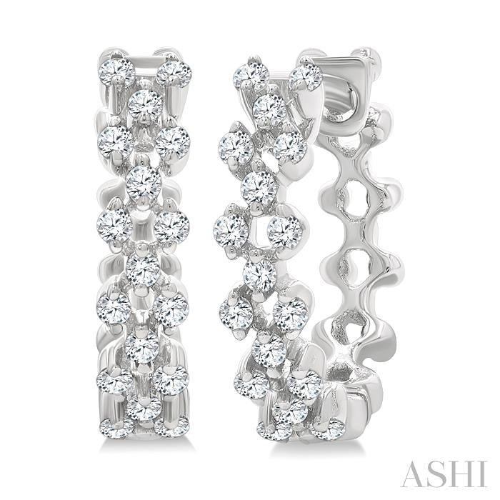 1/4 Ctw Lattice Round Cut Diamond Fashion Hoop Earring in 10K White Gold