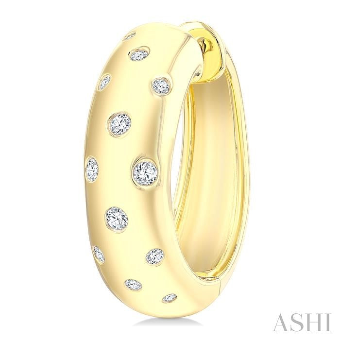 1/4 Ctw Mosaic Flush Set Round Cut Diamond Fashion Hoop Earring in 10K Yellow Gold