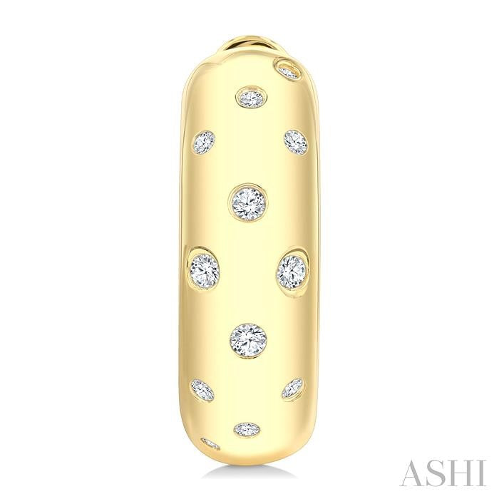 1/4 Ctw Mosaic Flush Set Round Cut Diamond Fashion Hoop Earring in 10K Yellow Gold
