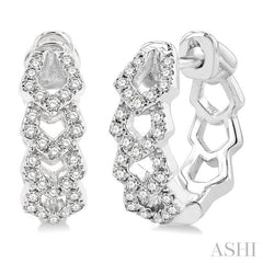 1/4 Ctw Petite Geometric Link Round Cut Diamond Fashion Huggies in 10K White Gold