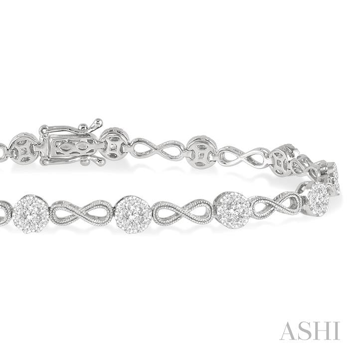 1 1/2 Ctw Lovebright Round Cut Diamond Infinity Link Bracelet in 14K White Gold