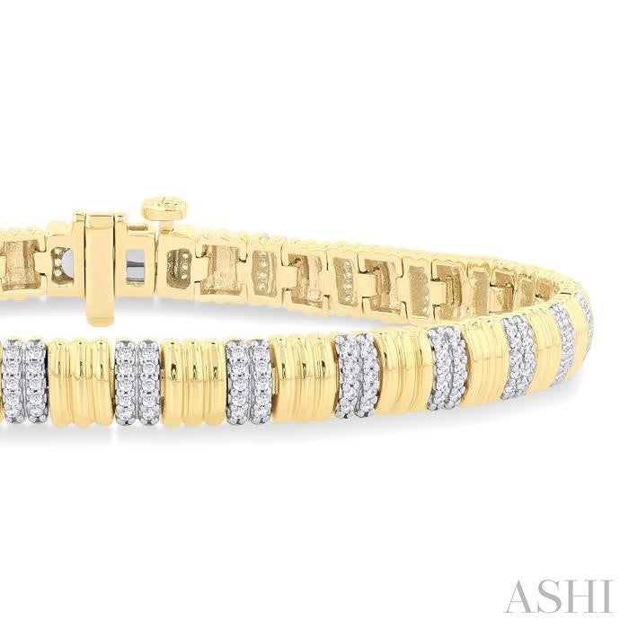 3/4 Ctw Ribbed Round Cut Diamond Fashion Bracelet in 14K Yellow Gold