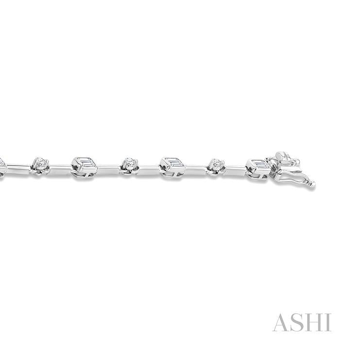 1 1/3 Ctw Bezel Set Emerald and Round Cut Diamond Bar Link Bracelet in 14K White Gold
