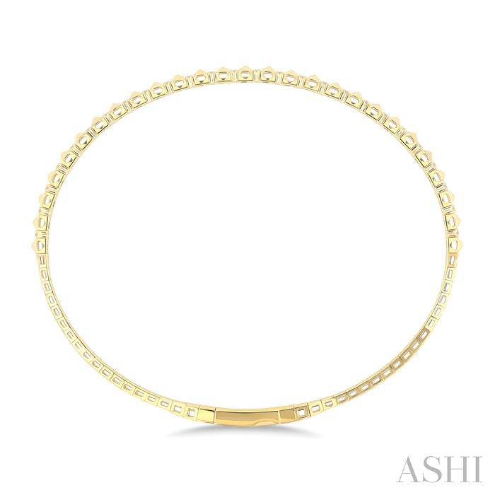 1/5 Ctw Round Cut Diamond Pyramid Flex Bangle in 14K Yellow Gold