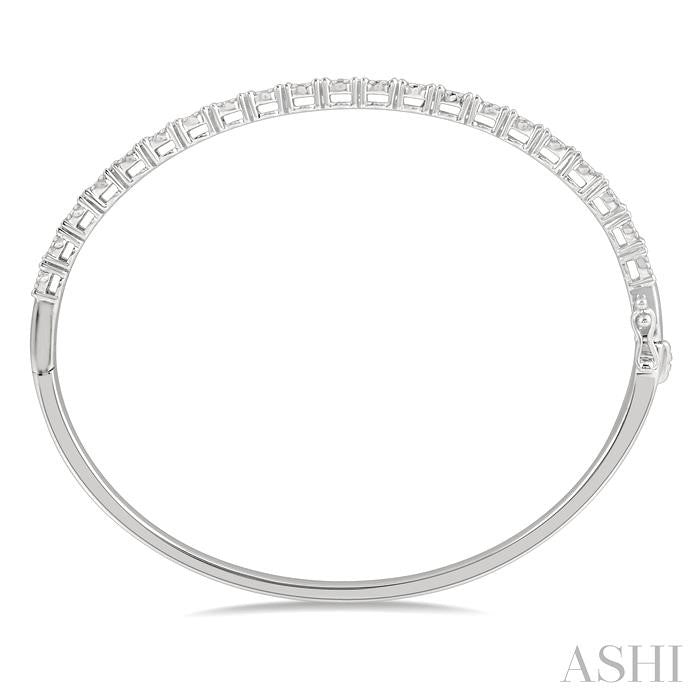 1 1/2 Ctw Circular Lovebright Round Cut Diamond Bangle in 14K White Gold