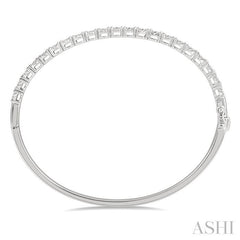 1 1/2 Ctw Circular Lovebright Round Cut Diamond Bangle in 14K White Gold