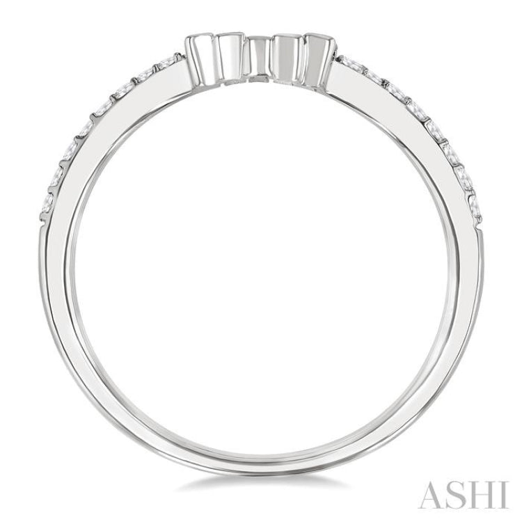 1/4 Ctw Baguette Cut Chevron Centerpiece Round Cut Diamond Wedding Band in 14K White Gold