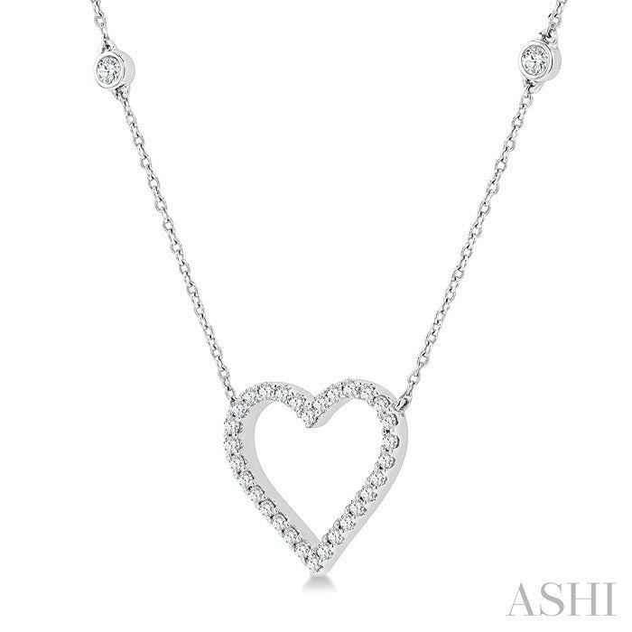 1/2 Ctw Round Cut Diamond Heart Fashion Station Necklace in 10K White Gold