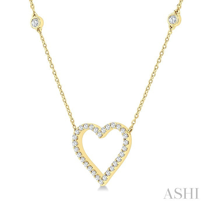 1/2 Ctw Round Cut Diamond Heart Fashion Station Necklace in 10K Yellow Gold