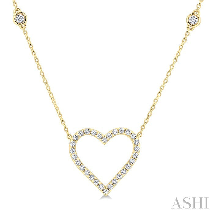1/2 Ctw Round Cut Diamond Heart Fashion Station Necklace in 10K Yellow Gold